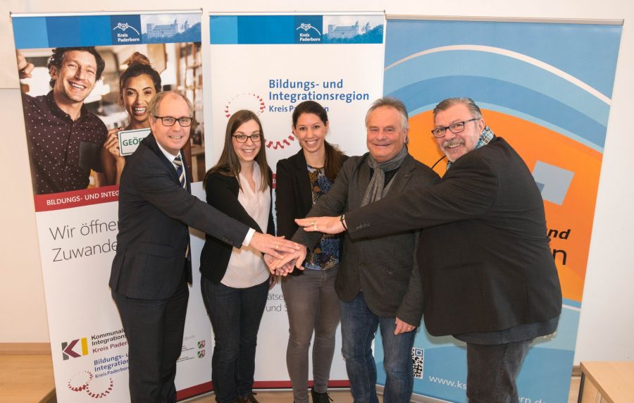 Wollen in Zukunft weitere gemeinsame Aktionen starten (von links): Landrat Manfred Müller, Katrin Neumann (Kommunales Integrationszentrum), Julia Meier (KreisSportBund), Diethelm Krause (Präsident des KreisSportBundes), Bernhard Lünz (Geschäftsführer des Kommunalen Integrationszentrums). (Foto: Amt für Presse- und Öffentlichkeitsarbeit, Kreis Paderborn, Anna-Sophie Schindler) Wollen in Zukunft weitere gemeinsame Aktionen starten (von links): Landrat Manfred Müller, Katrin Neumann (Kommunales Integrationszentrum), Julia Meier (KreisSportBund), Diethelm Krause (Präsident des KreisSportBundes), Bernhard Lünz (Geschäftsführer des Kommunalen Integrationszentrums). (Foto: Amt für Presse- und Öffentlichkeitsarbeit, Kreis Paderborn, Anna-Sophie Schindler)